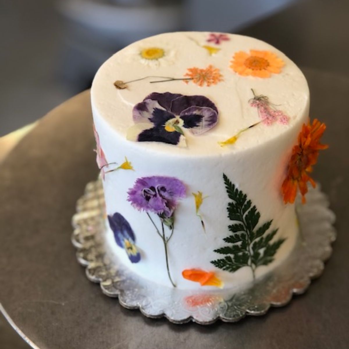 Decorate a cake using edible flowers, Edible flower cakes